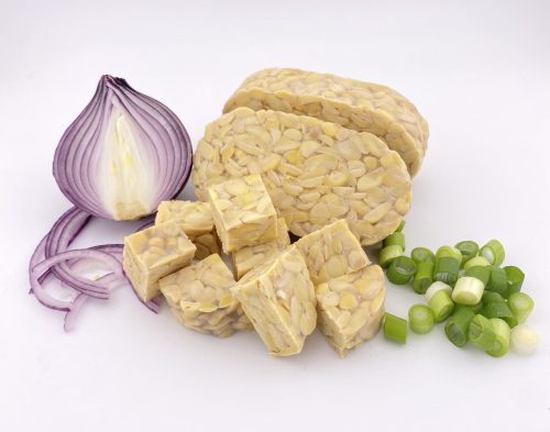 abeentoo Tempeh Zwiebel weißer Hintergrund